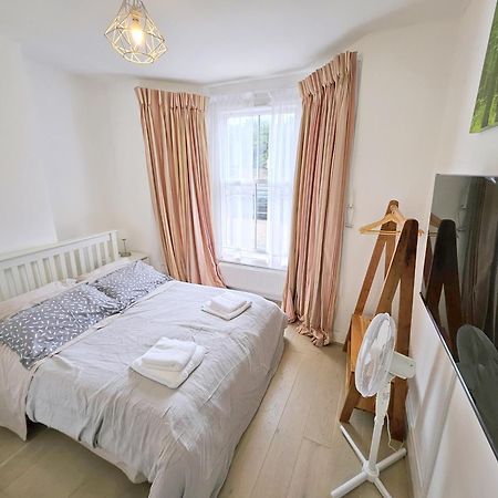 Two Bedroom Flat With Private Patio In Battersea Лондон Экстерьер фото