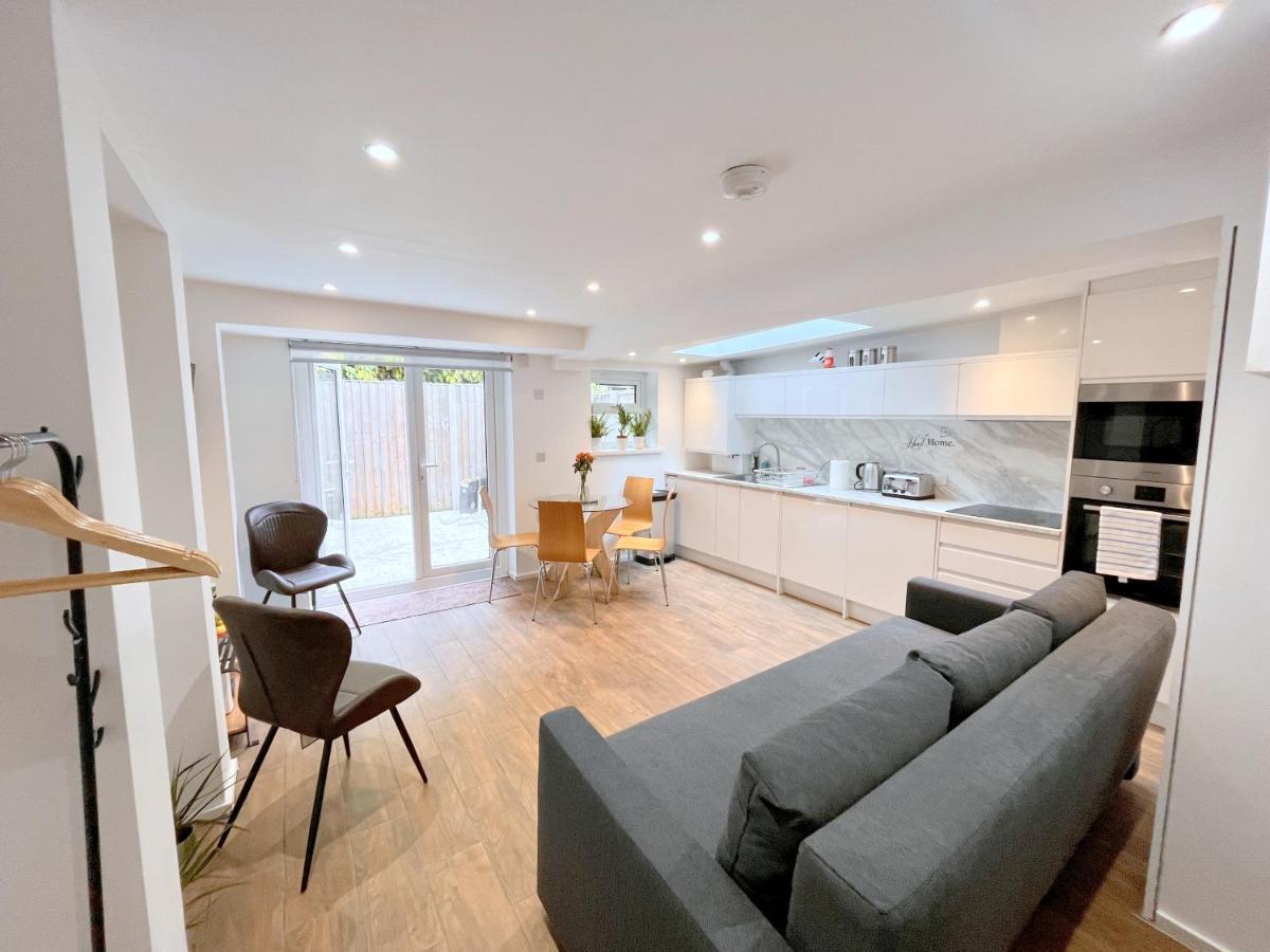 Two Bedroom Flat With Private Patio In Battersea Лондон Экстерьер фото